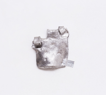 Miolo de fora, 2012 | Alumínio e fita de alumínio | 16 x 15.5 x 4,5 cm | Coleção do artista